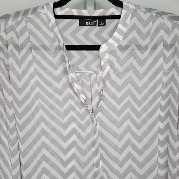 a.n.a Women's Gray & White Chevron Print Sheer Lightweight Popover Blouse Size L - Picture 2 of 10
